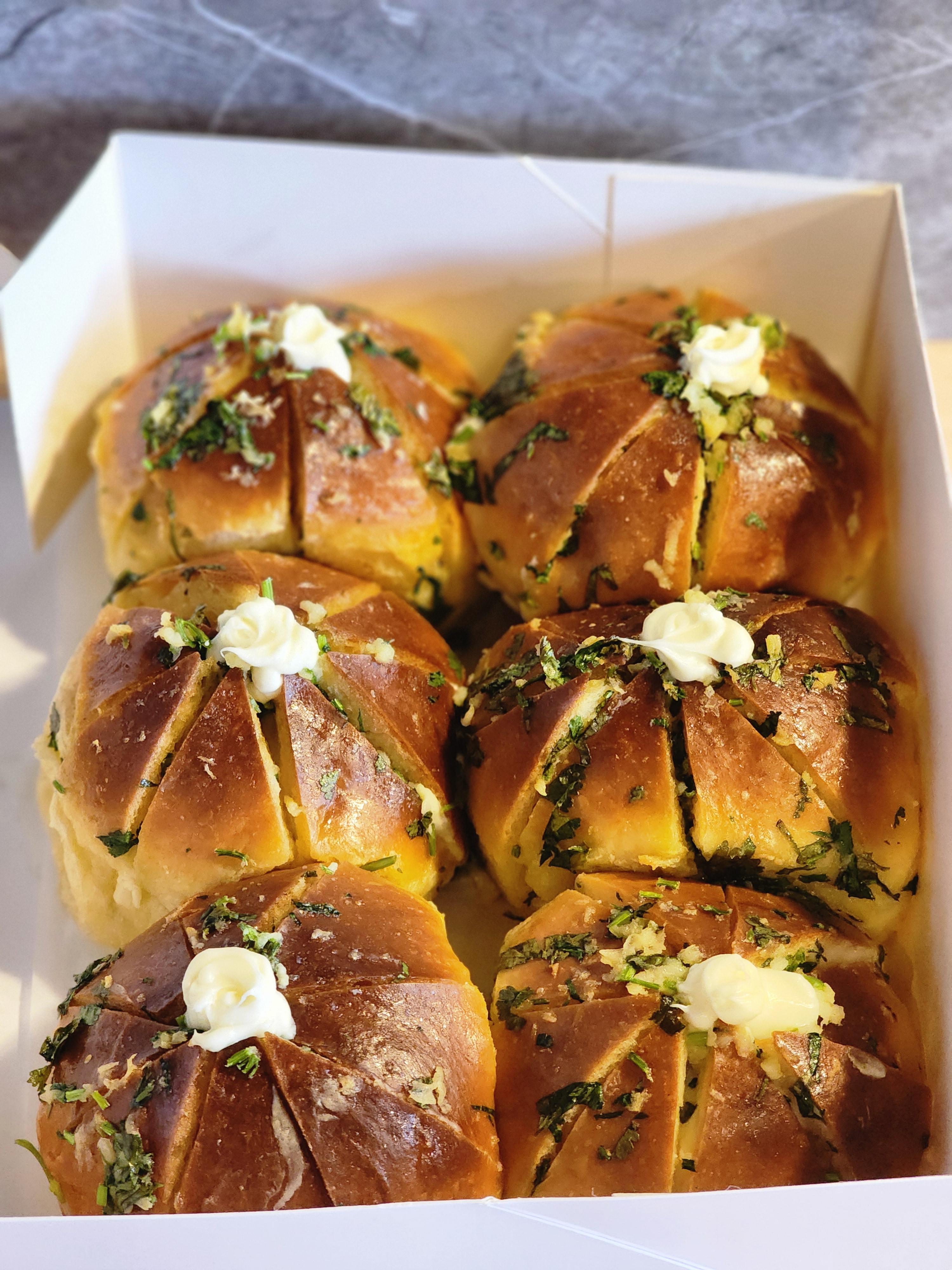 Korean Garlic Breads (Yukjjok Maneul-Ppang)