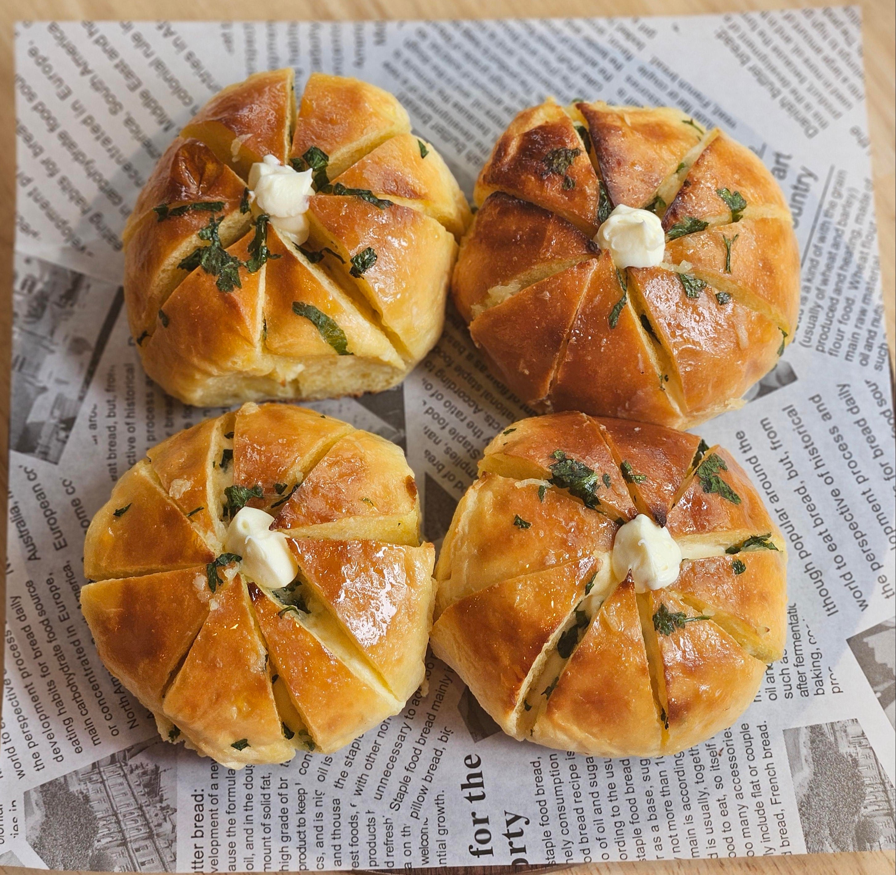 Korean Garlic Breads (Yukjjok Maneul-Ppang)