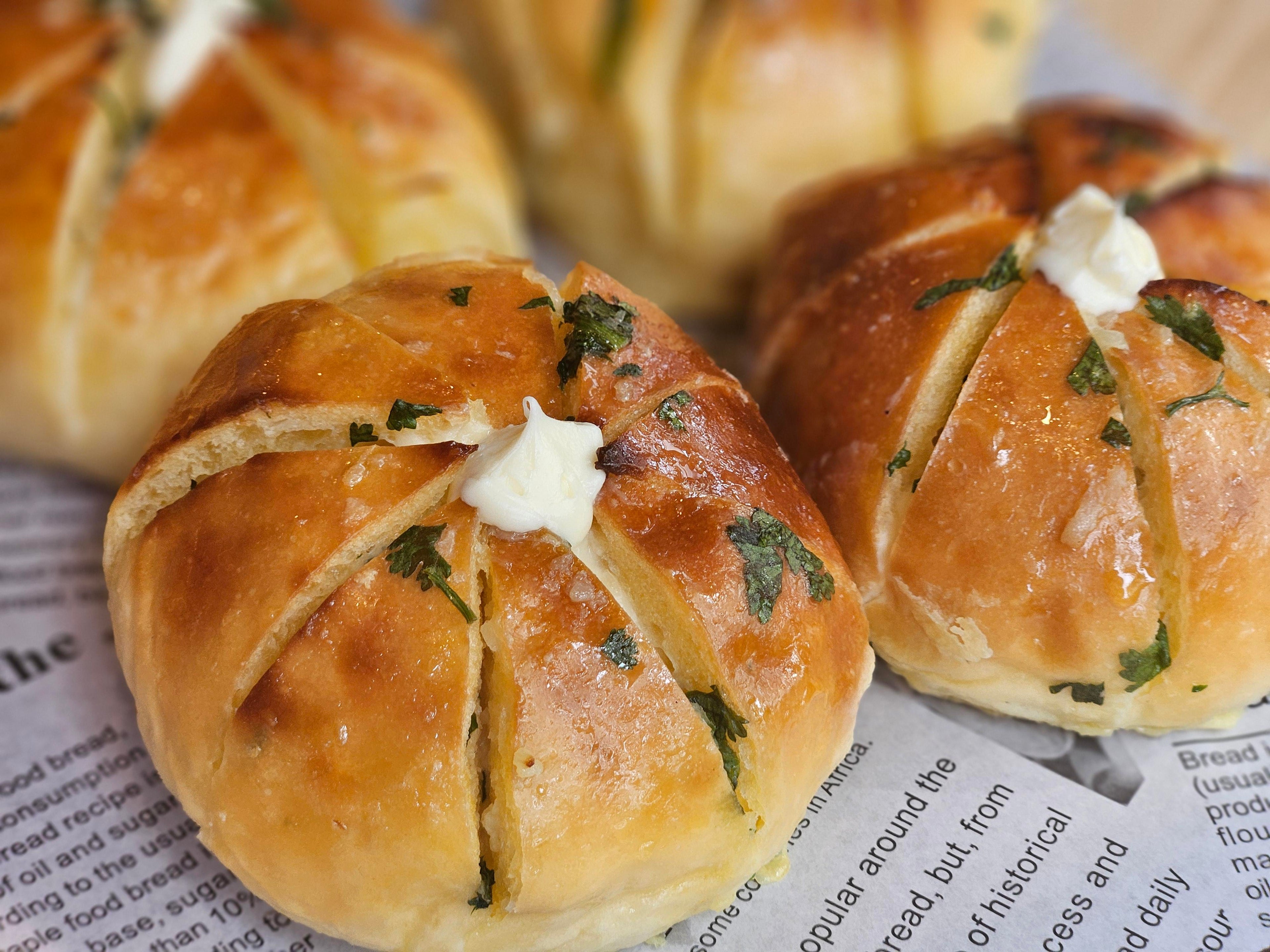 Korean Garlic Breads (Yukjjok Maneul-Ppang)